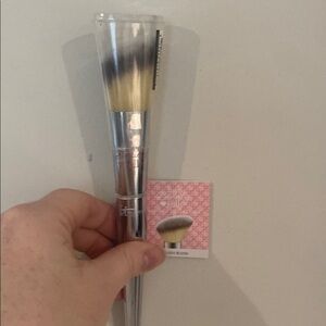 IT Cosmetics Silver Blush Brush